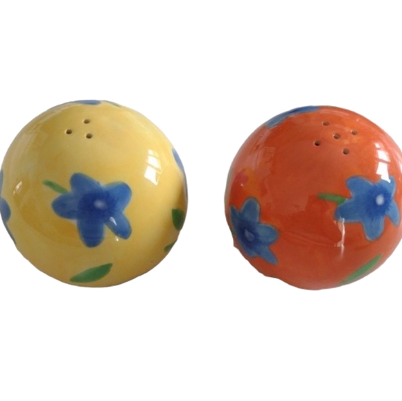 Luau flowered vintage salt and pepper shakers. Preloved. - Picture 3 of 7